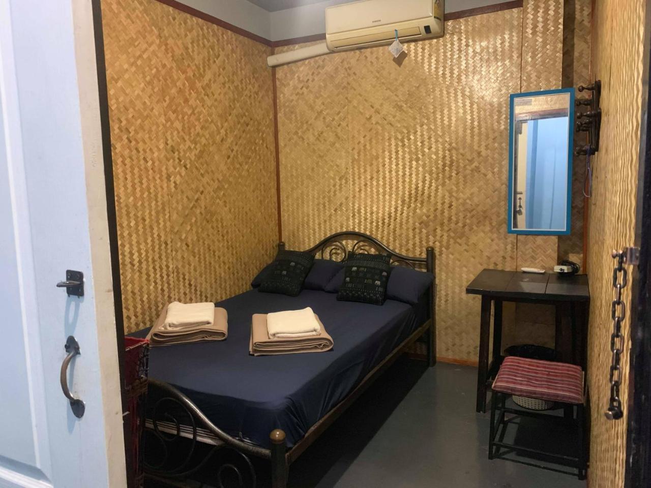 J Giant Hostel Chiang Mai Exterior photo